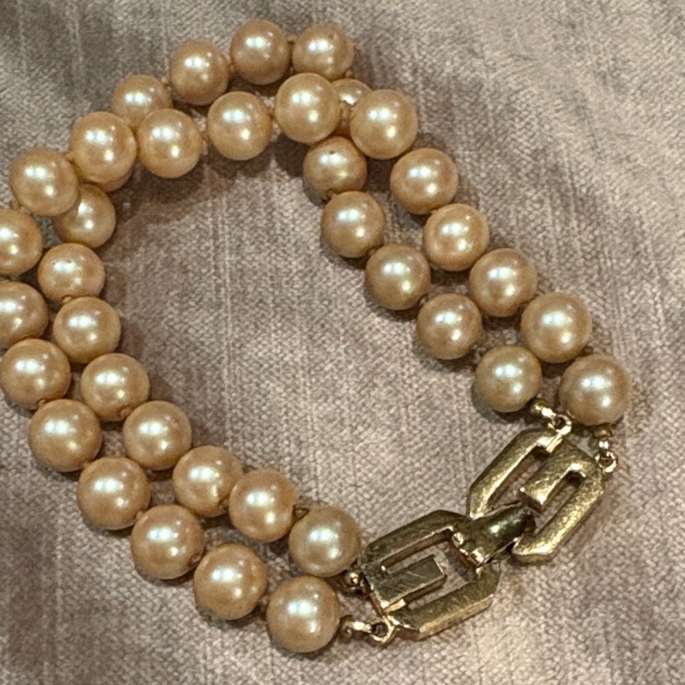 Givenchy 1977 Vintage Cream Pearl Bracelet with Gold Clasp 8.25” GG - Picture 4 of 8